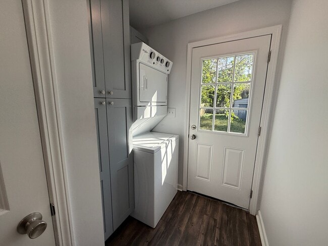 Building Photo - Gorgeous 3 bedroom 2 bathroom home