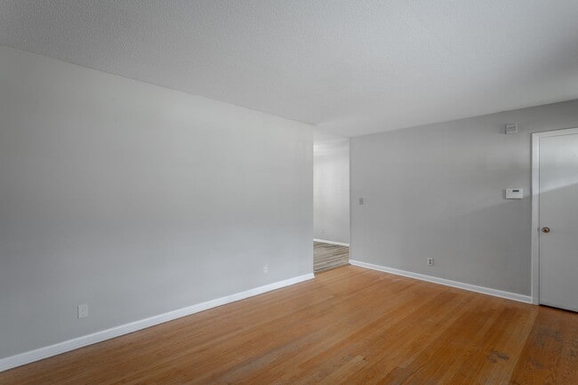 Building Photo - Spacious 3 Bedroom!  ASK ABOUT MOVE IN SPE...