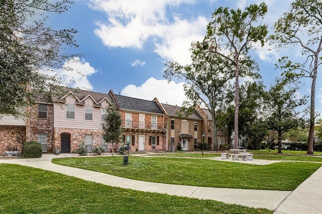 Building Photo - 10720 Briar Forest Dr