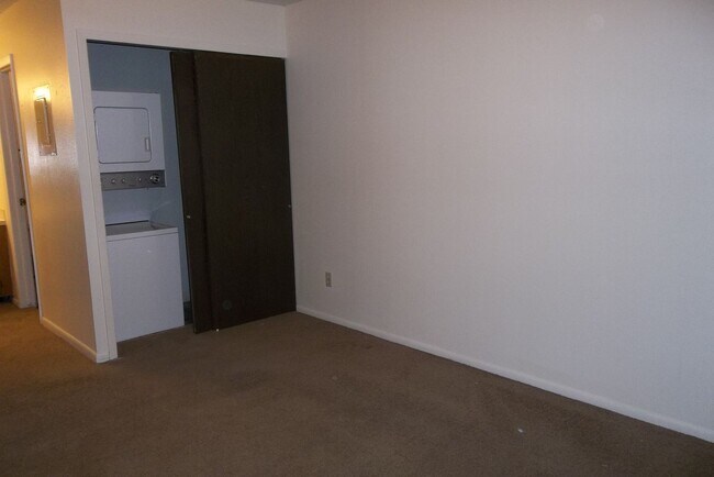Building Photo - Prime Riverside Condo Steps from Edora Park & Trails