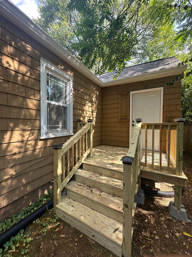 Building Photo - 3820 Sutherland Ave
