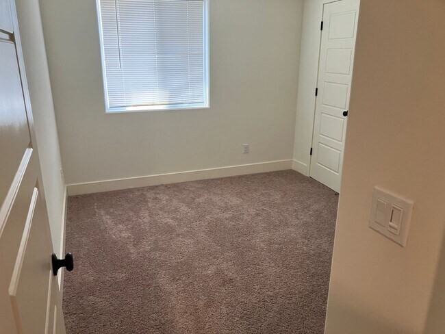 Building Photo - 5 bedroom 3 1/2 bath house in gated commun...