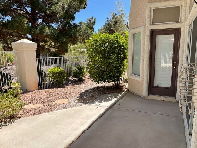 Building Photo - Charming 3-Bedroom Home Backing to Greenway with Golf Course Access