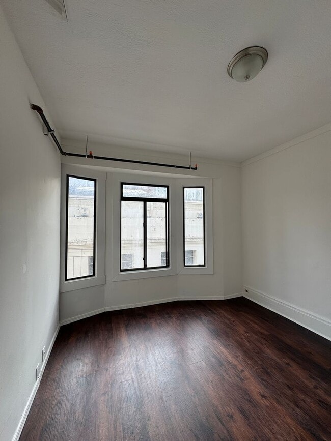 Building Photo - Modern Private Room with Attached Bath in ...