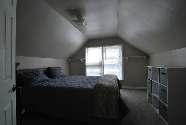 Building Photo - 216 Zandale Dr