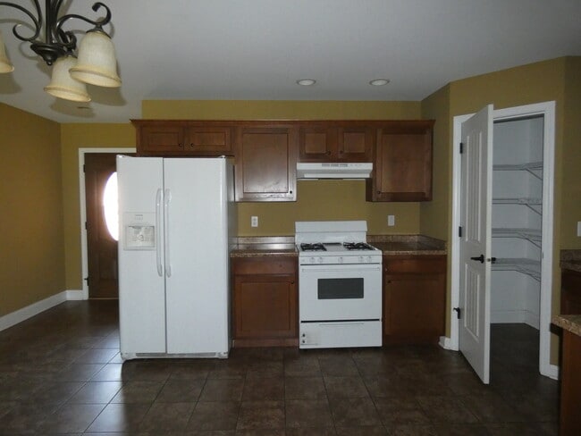Building Photo - 627 N Edgemere Dr