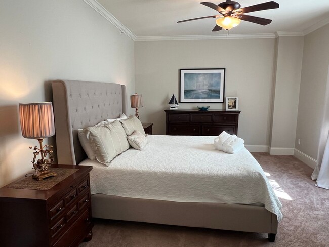 Building Photo - Walk to the Beach from this Furnished and Renovated Condo!