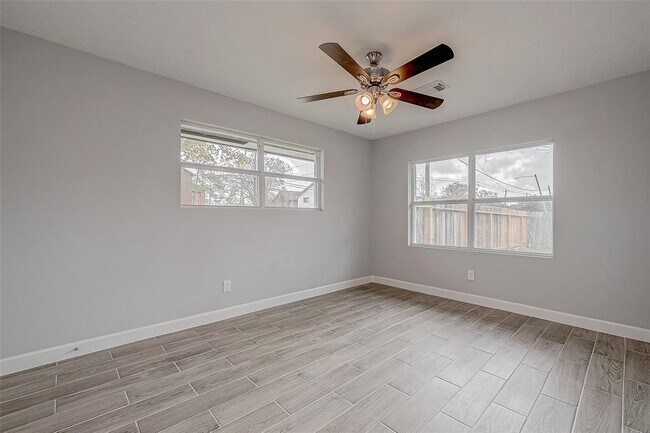 Building Photo - 300 Lane Dr