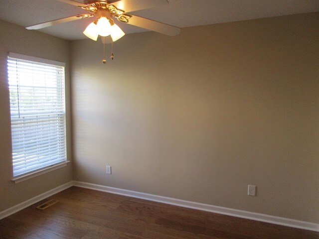 Building Photo - 1434 Hilltop Dr