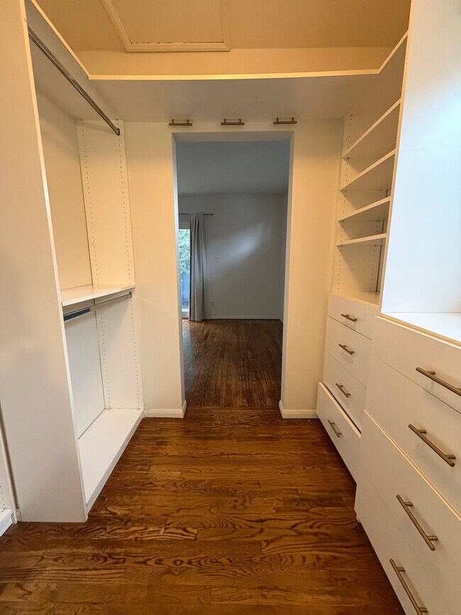 Closet - 622 Venezia Ave