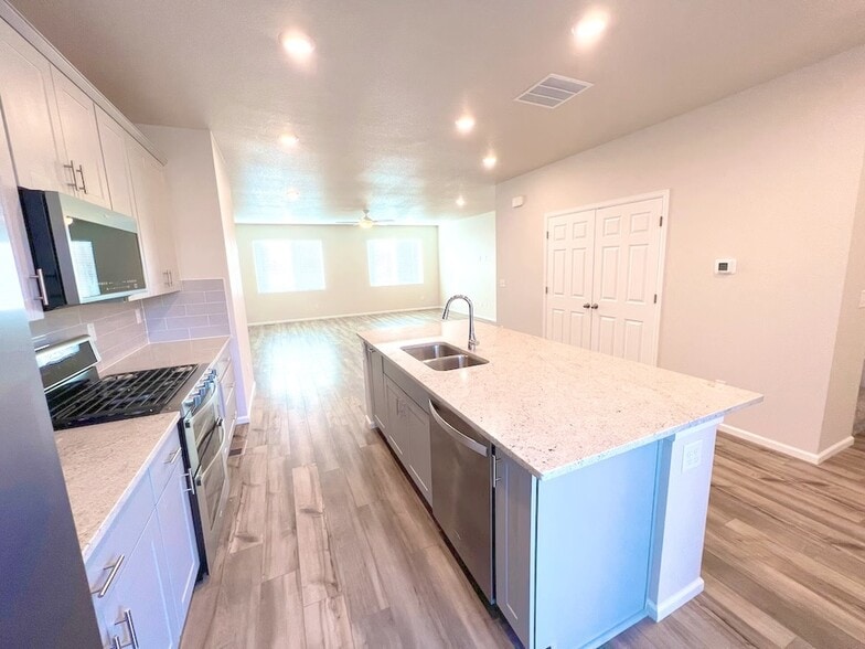 Stove, microwave, island and pantry - 13735 Del Corso Way