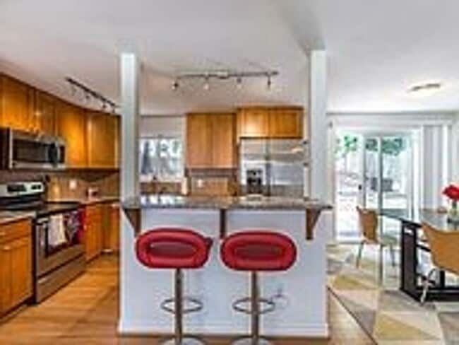 Building Photo - Tastefully Updated 3bd 1 bath home with la...