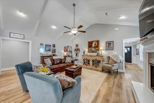 Building Photo - Beautiful 4BR/2.5BA  Full Brick Home in Co...