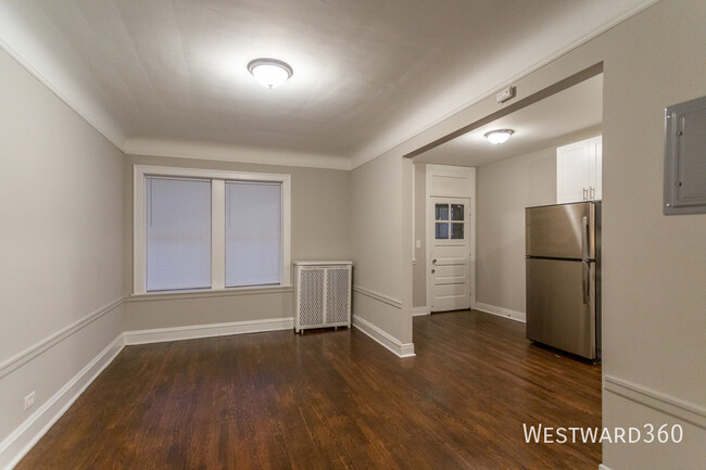 Building Photo - Updated 2 bed/1 bath in West Rogers Park