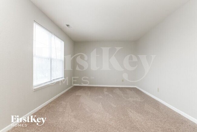 Building Photo - 860 Treyburn Green Dr