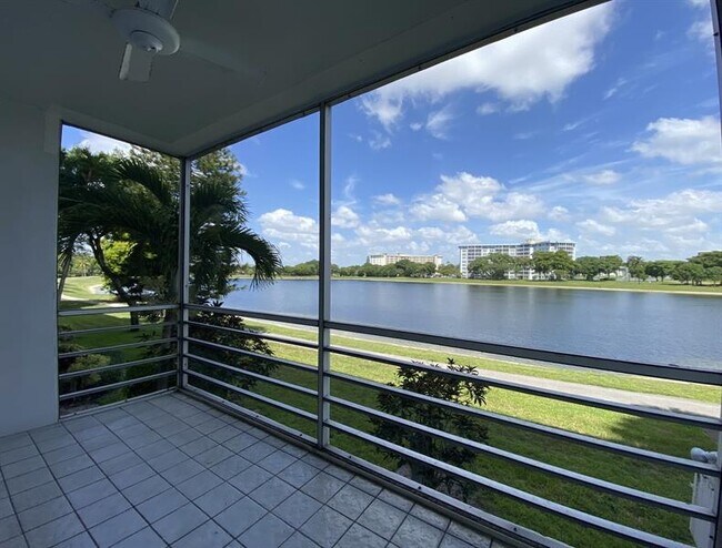 Building Photo - 2801 N Palm Aire Dr