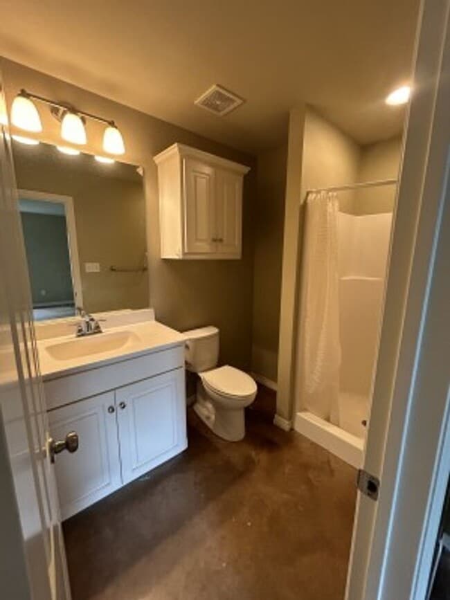 Building Photo - 2-bed/2-bath in a great location!