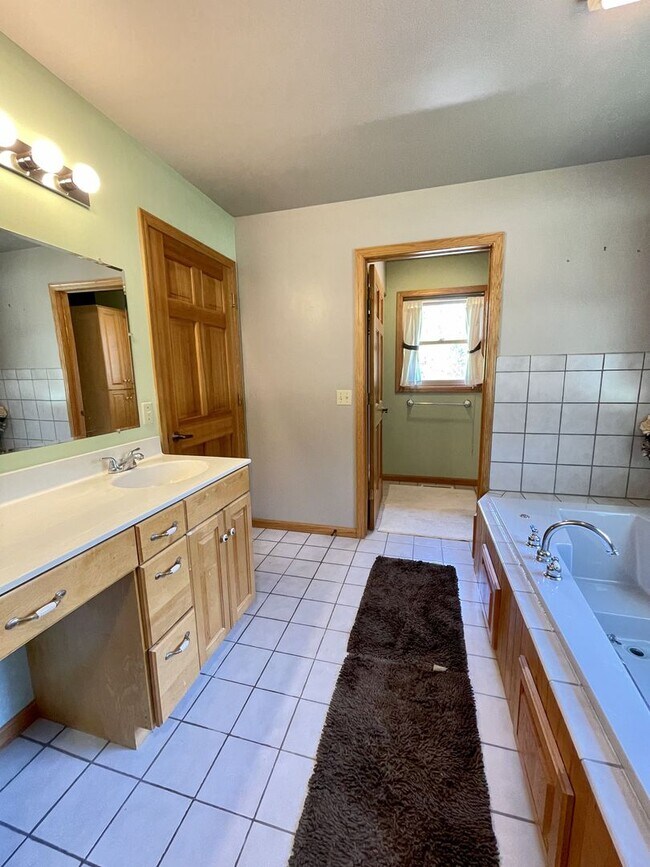 Building Photo - Spacious country Home on 13 acres