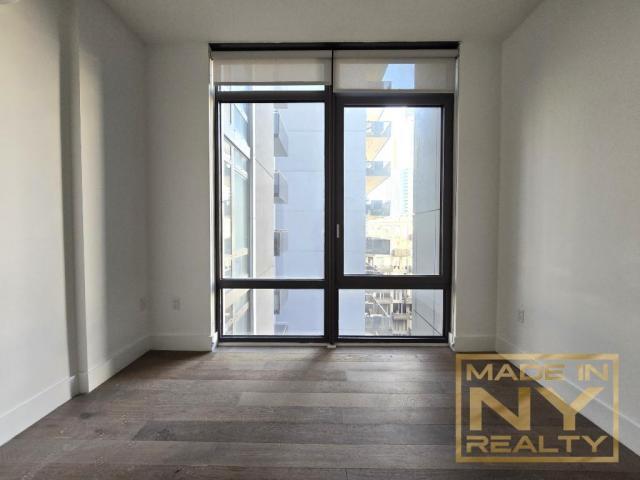 Building Photo - 3 bedroom in LONG ISLAND CITY NY 11101