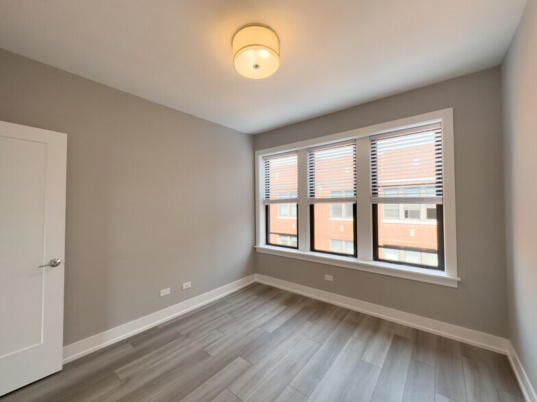 Building Photo - 3942 N Janssen Ave