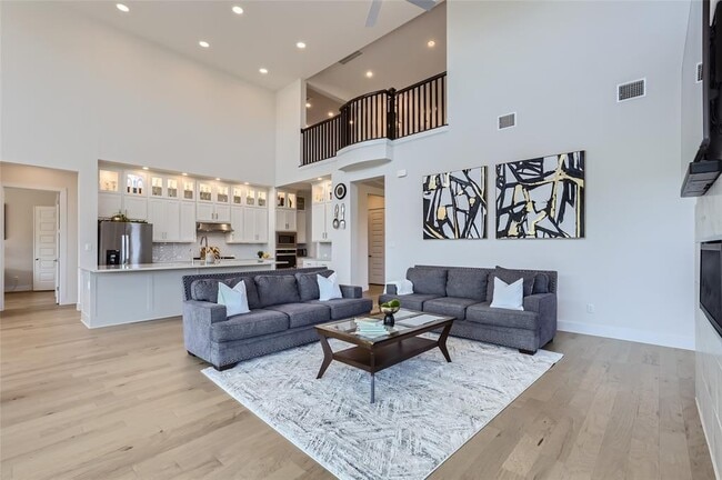Building Photo - 704 Palamos Dr