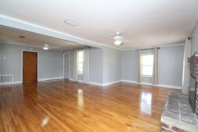 Building Photo - Molino 2/1 Cottage with Hardwood Floors, S...