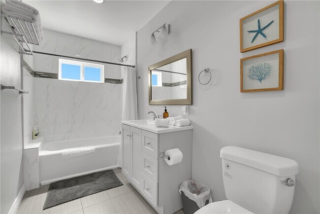 Building Photo - 2718 W Grand Ave