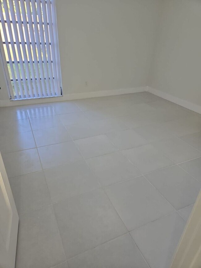 Building Photo - LABOR DAY SPECIAL Great Renovated 3/1 |  Q...