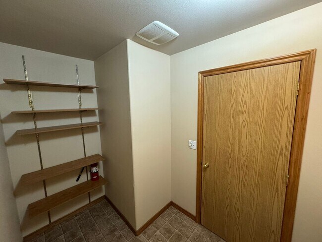 Building Photo - 4 Bedroom, 2 Bath House! Available to Rese...