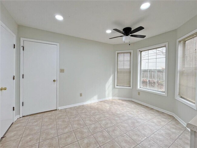 Building Photo - 11250 Ridge Hill Dr