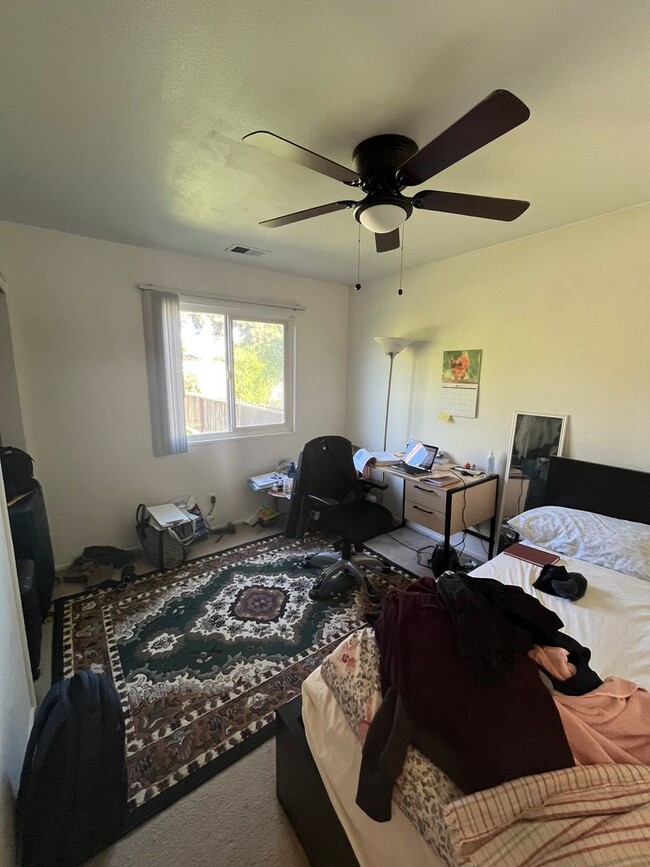 Building Photo - Large 2-Story Home Close to Downtown
