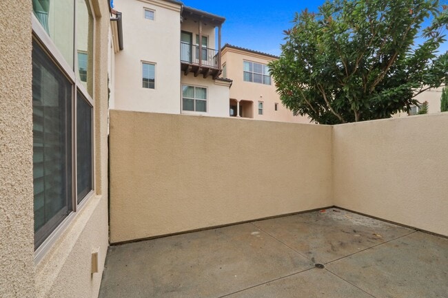 Building Photo - For Lease – 4 Bed / 3 Bath Townhome with 2-Car Garage
