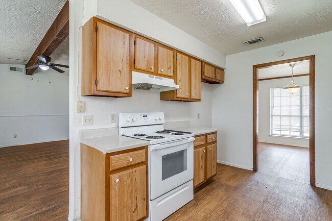 Building Photo - Spacious 4 Bed, 2 Bath Home in SW Fort Worth Ready for New Tenants- 76133