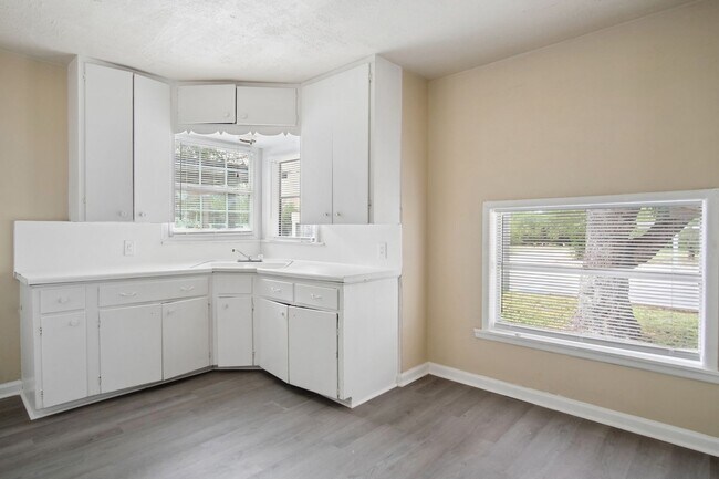 Building Photo - Close to Local Amenities and Downtown
