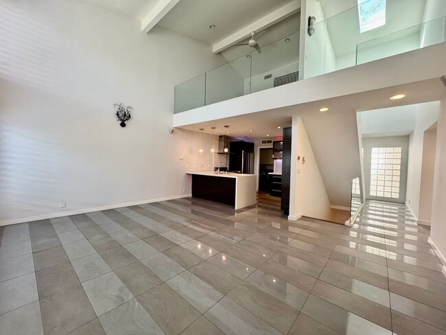 Building Photo - 10633 Holman Ave