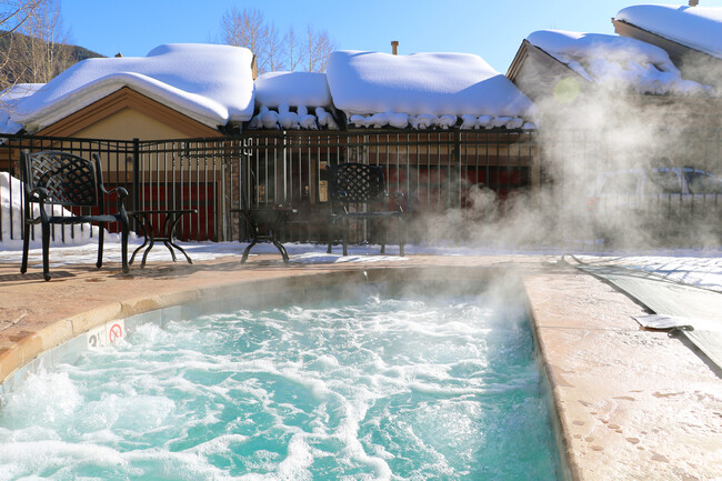 Year-round Jacuzzi with strong jets - 1881 Lions Ridge Loop