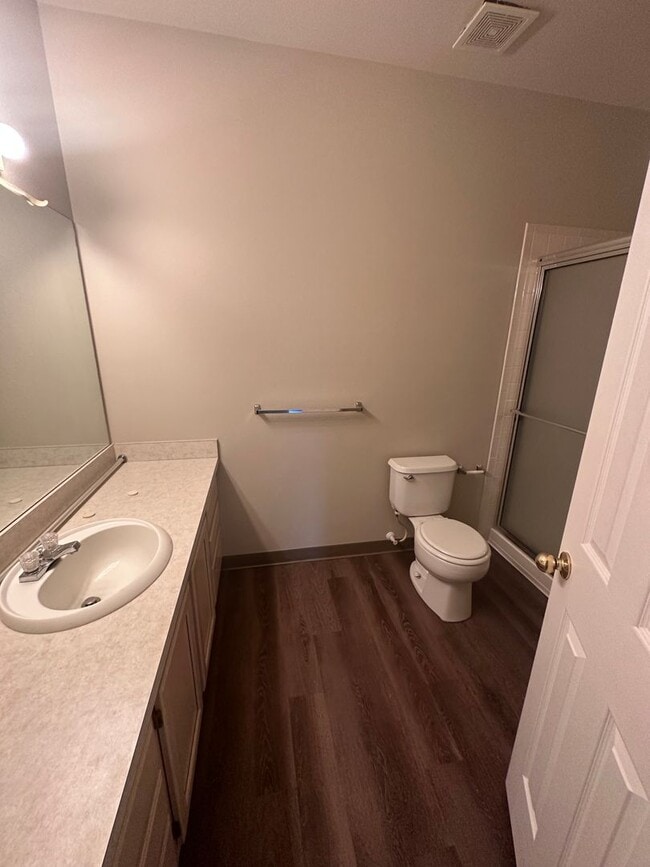 Building Photo - Updated 2 bed, 2 bath Upper Level Condo