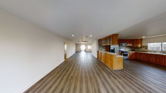 Building Photo - Remodeled! LARGE Living Room!