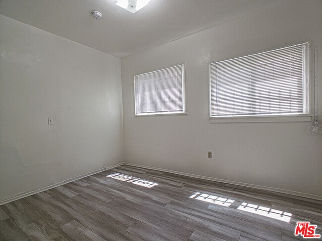 Building Photo - 336 S Wilton Pl