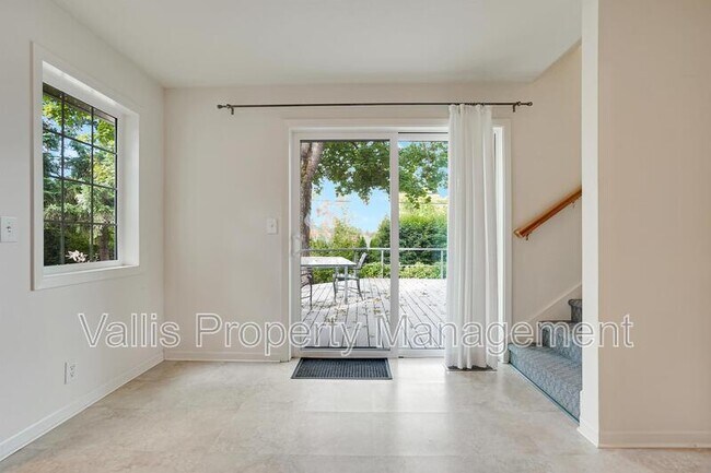 Building Photo - 3385 Camellia Dr S