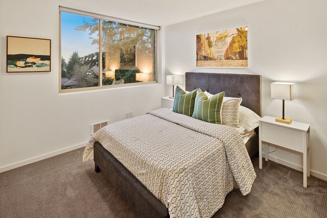 Building Photo - Urban luxury home with Views!