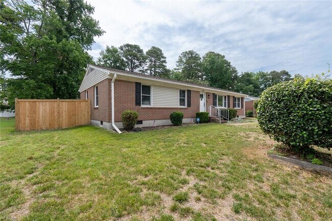 Building Photo - 1217 Lakeview Dr