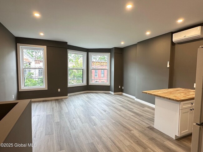 Building Photo - 154 Lark St