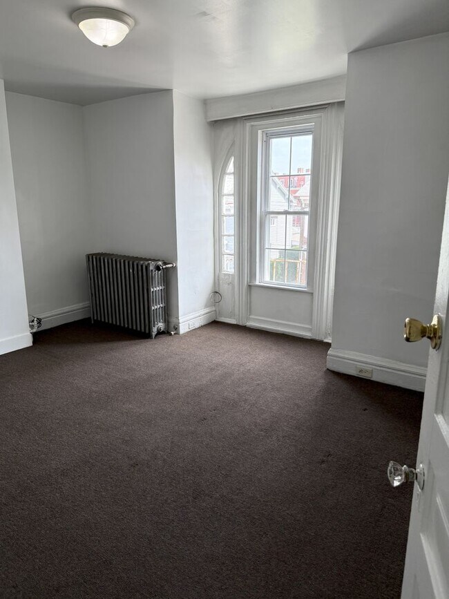 Building Photo - 374 Meyran Ave