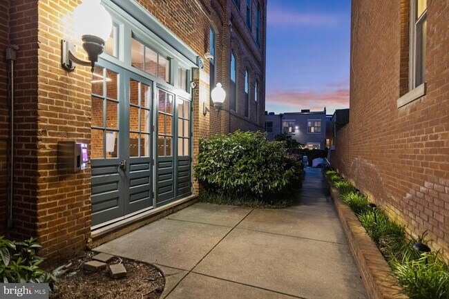 Building Photo - 725 5th St SE