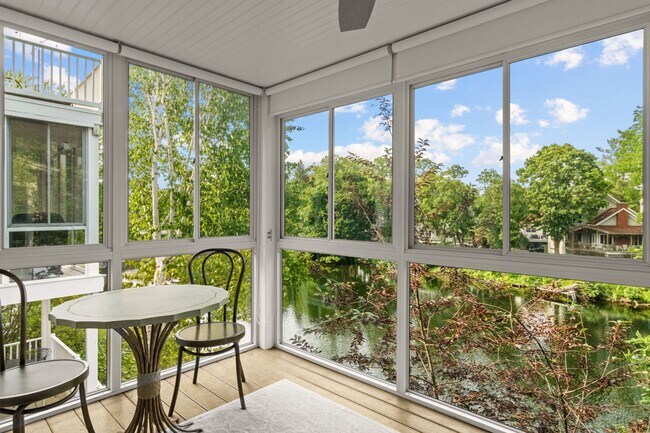 Building Photo - Furnished Pet-Friendly 30-Day Extended Stay Riverfront Condo