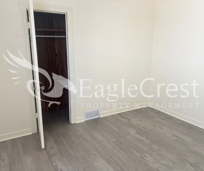 Building Photo - Three Bedroom, Two Bathroom House with Ful...