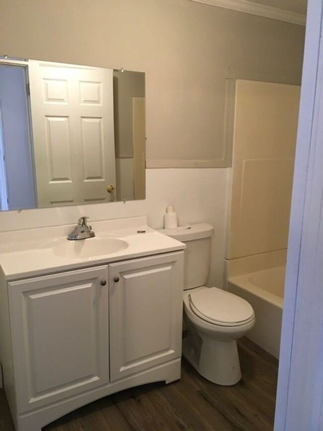 Building Photo - Cute 2 Bedroom Home with Hardwood Floors!