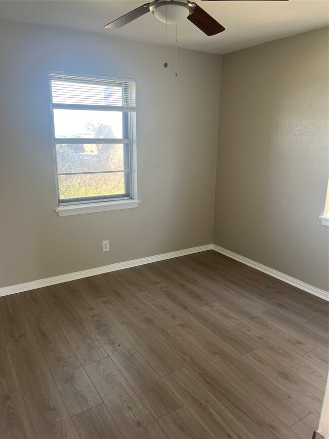 Building Photo - 402 Thompson Dr