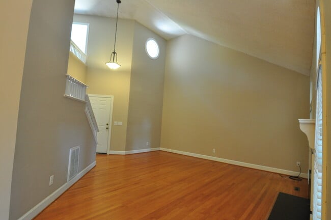 Building Photo - 3 bedroom Cul-de-sac Townhouse